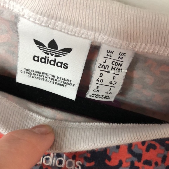 Addias stretchy cropped fit signature Athletic T-shirt size Medium - Picture 2 of 5